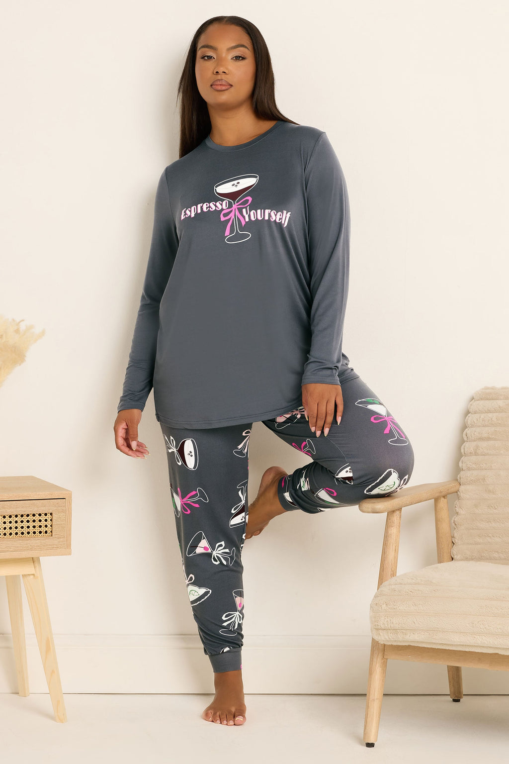  YOURS Curve Grey Ensemble Pyjama Doux Au Toucher Et Masque Pour Les Yeux « Espresso Yourself »