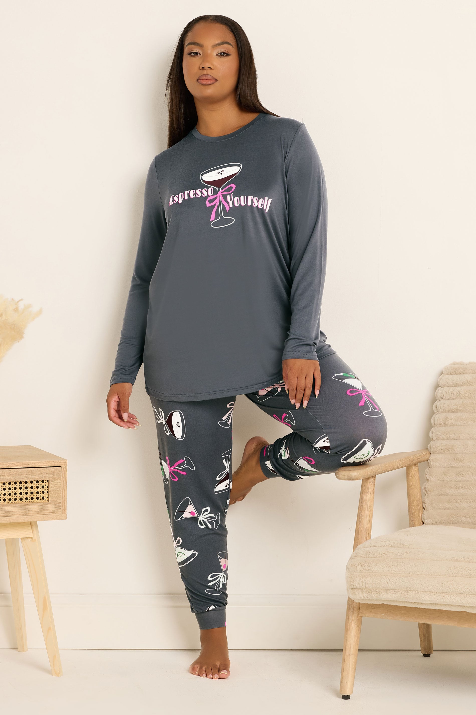  YOURS Curve Grey Ensemble Pyjama Doux Au Toucher Et Masque Pour Les Yeux « Espresso Yourself »