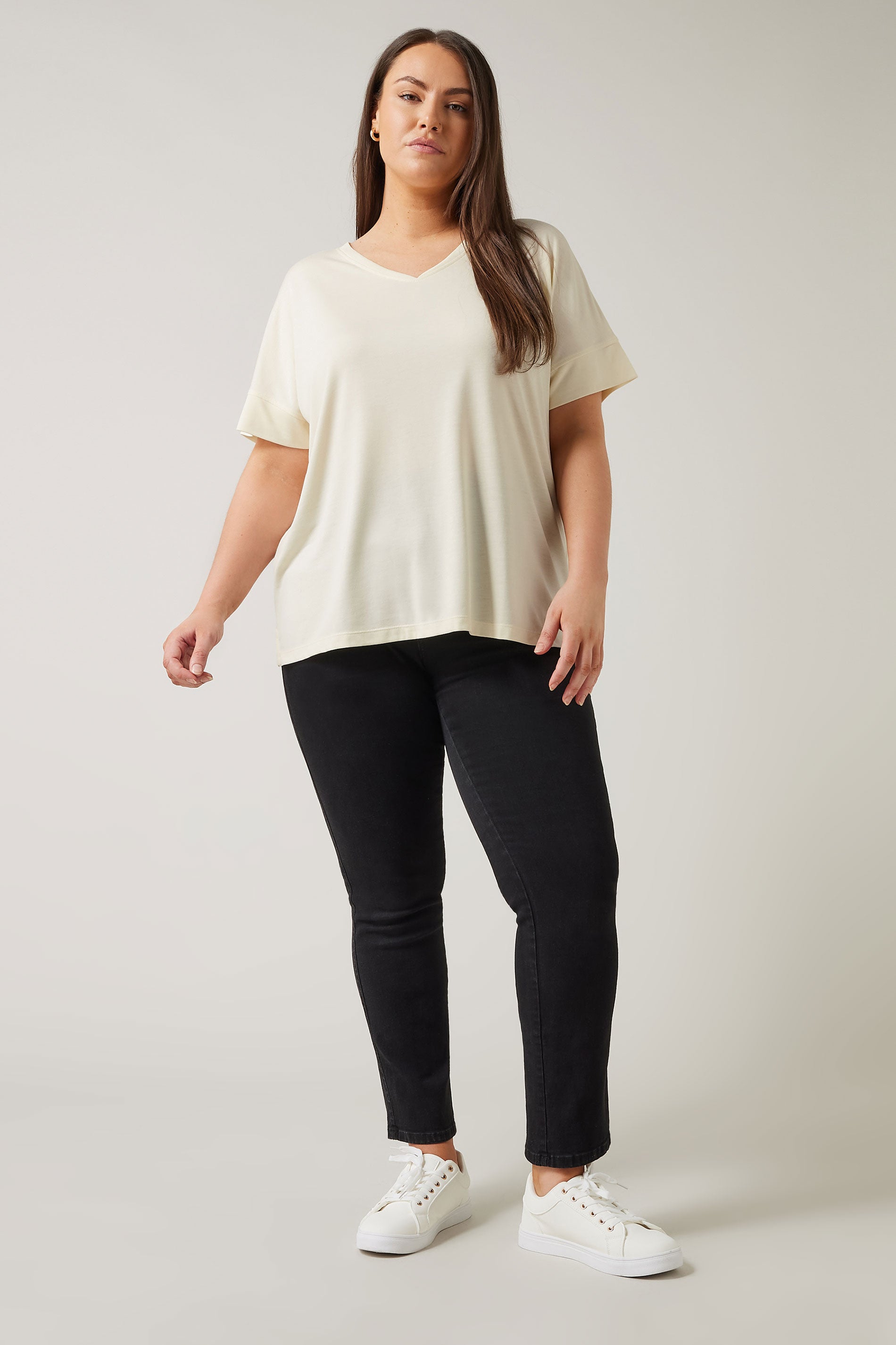 EVANS Curve Ivory White V-Neck Modal Rich T-Shirt