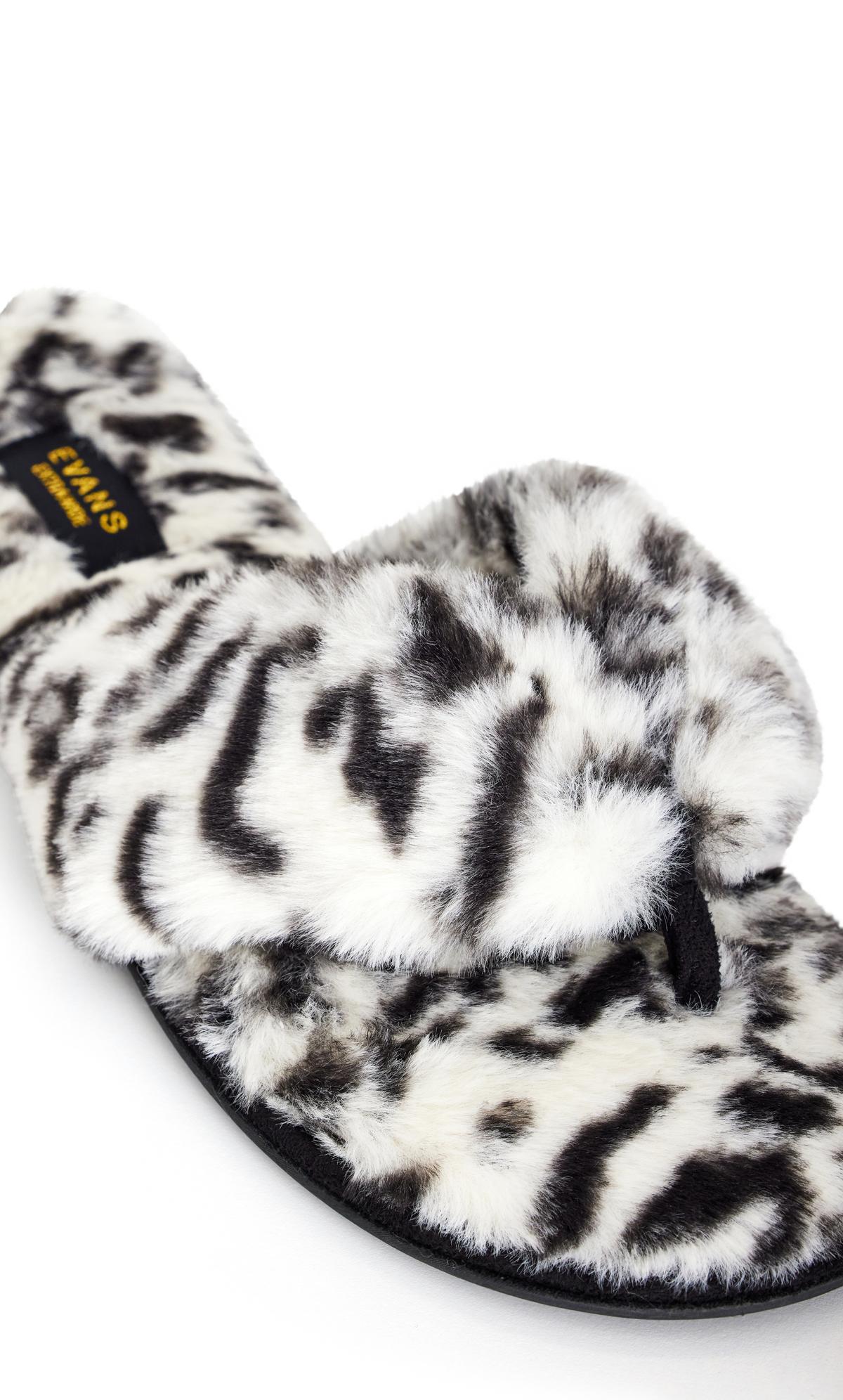  Evans White Leopard Print Faux Fur Flip Flop Slipper