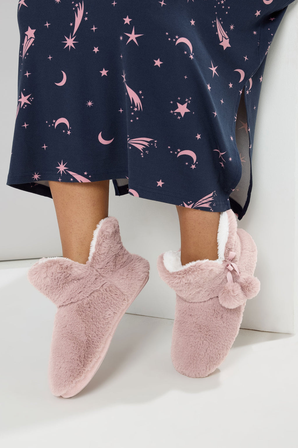  Chaussons Bottes En Fausse Fourrure à Pompons Roses
