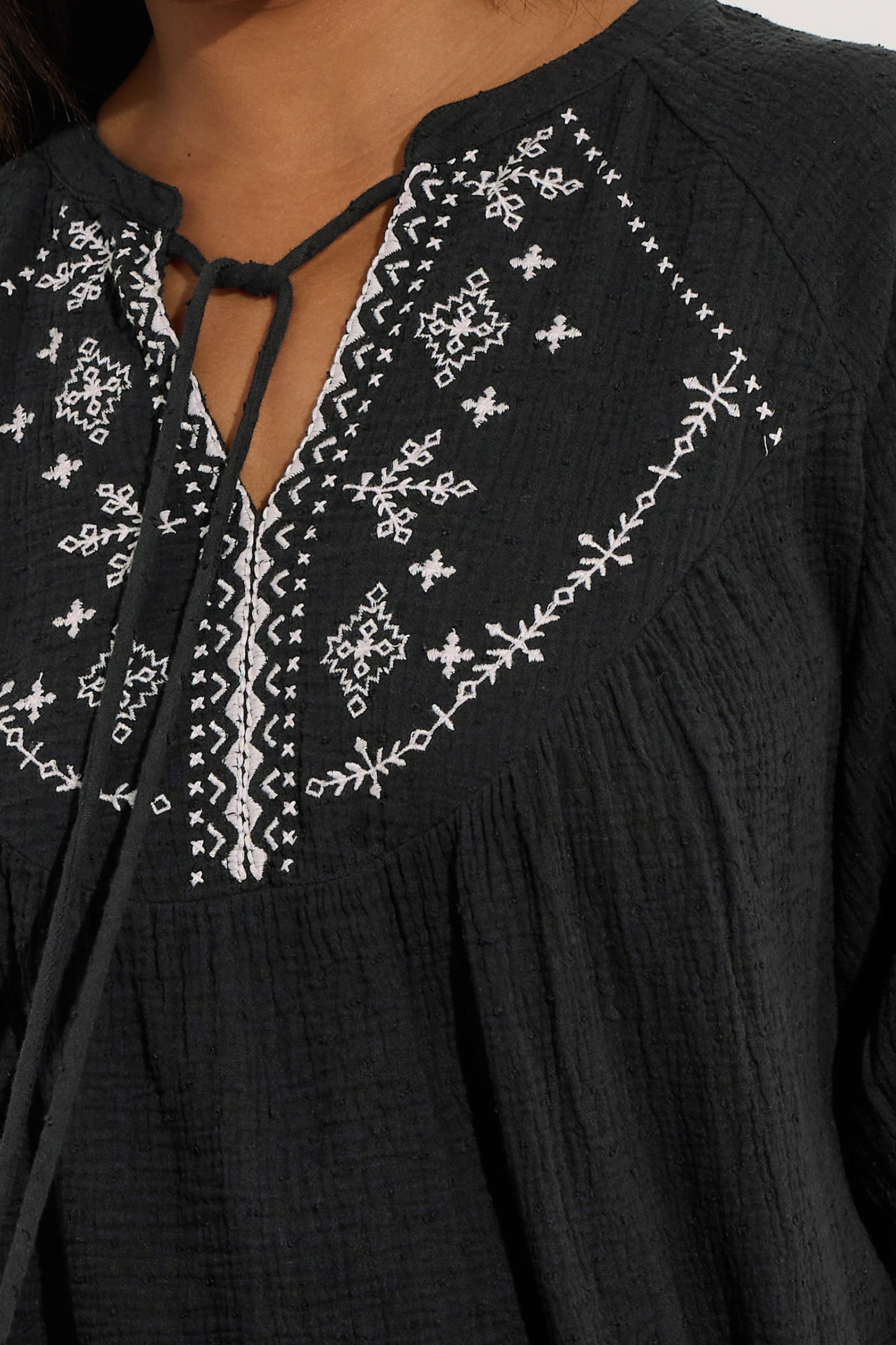  YOURS - Blouse Noire Design Brodé Manches Courtes