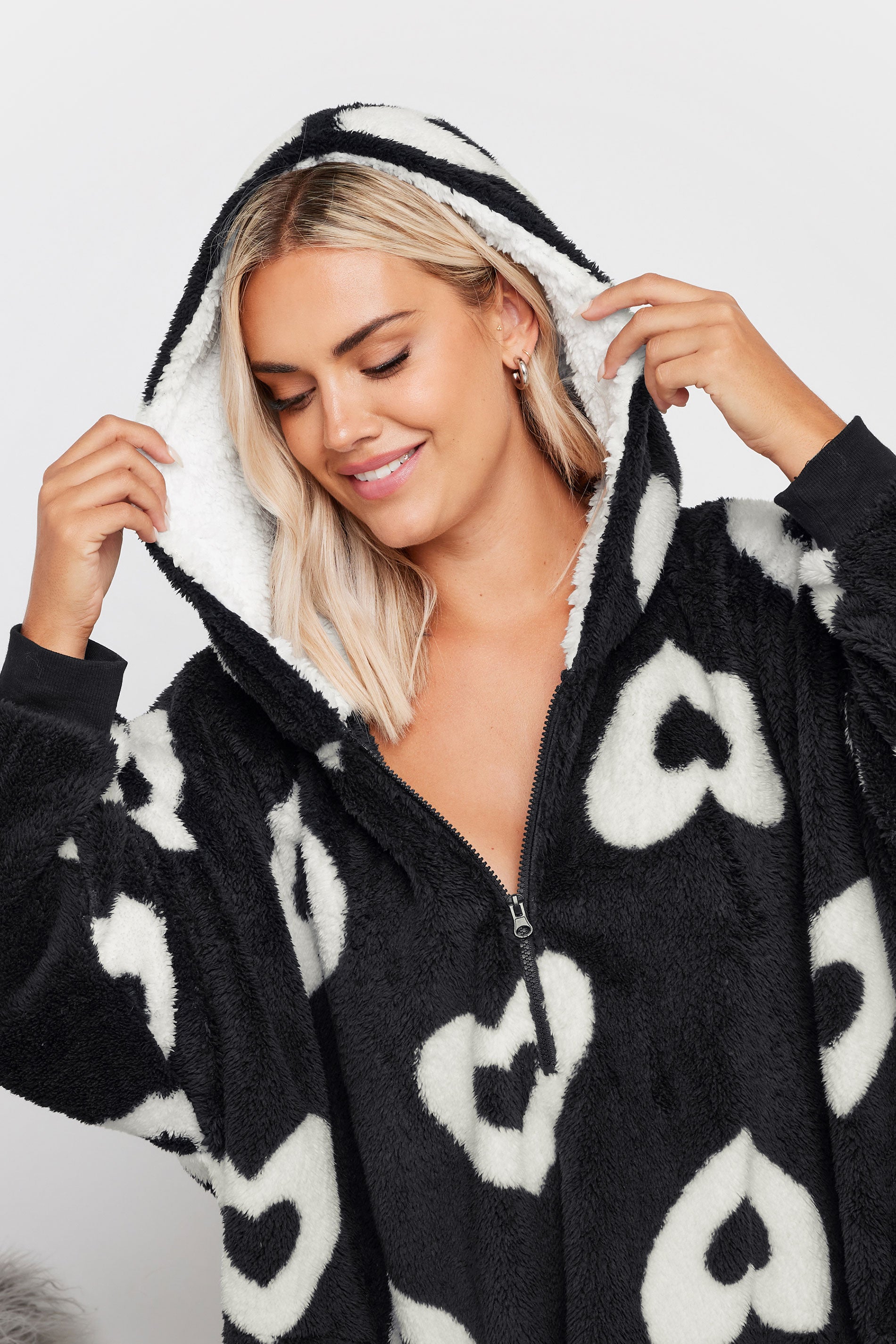  YOURS - Pull-Plaid Noir & Blanc Oversize à Capuche Coeurs