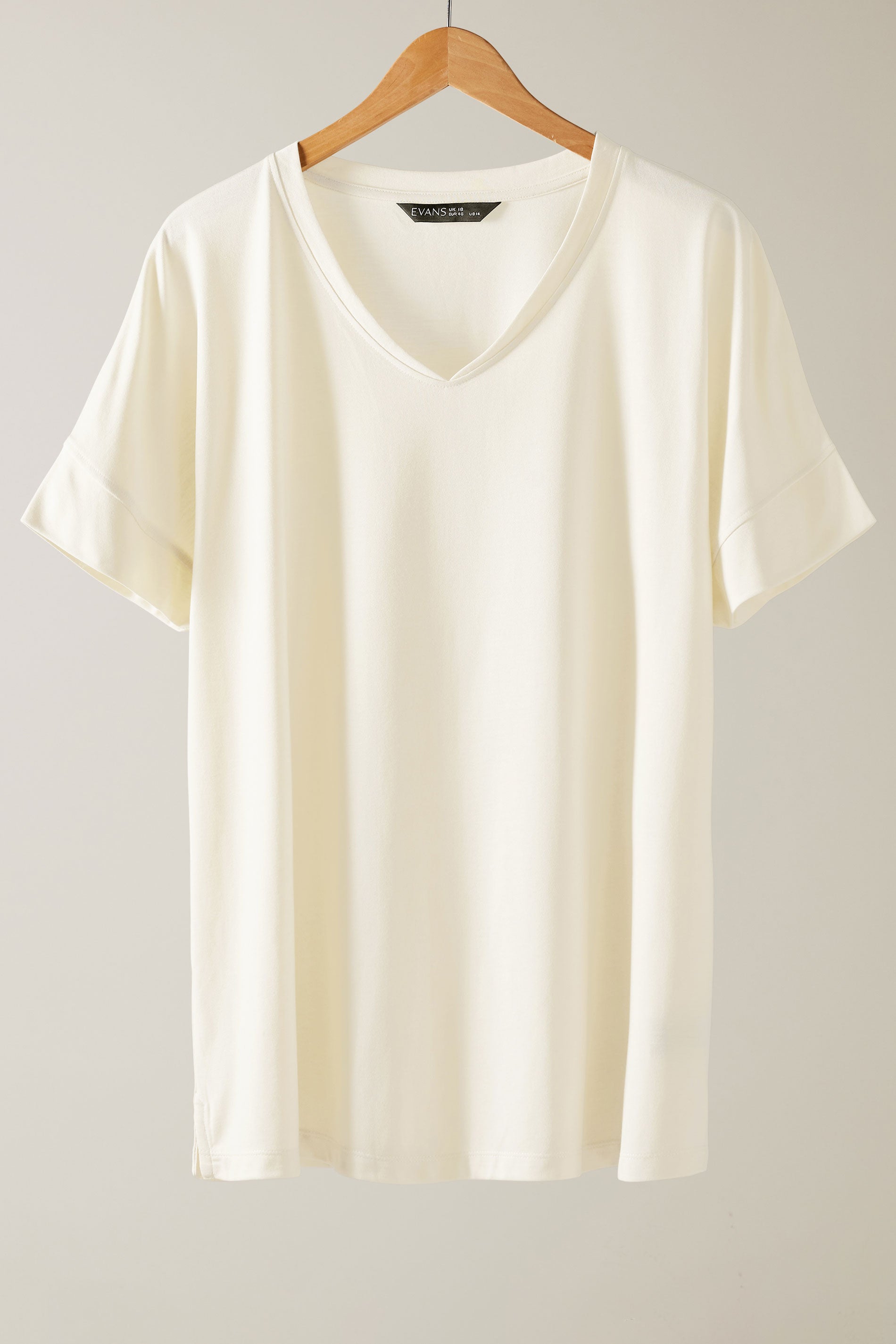  EVANS Curve Ivory White V-Neck Modal Rich T-Shirt