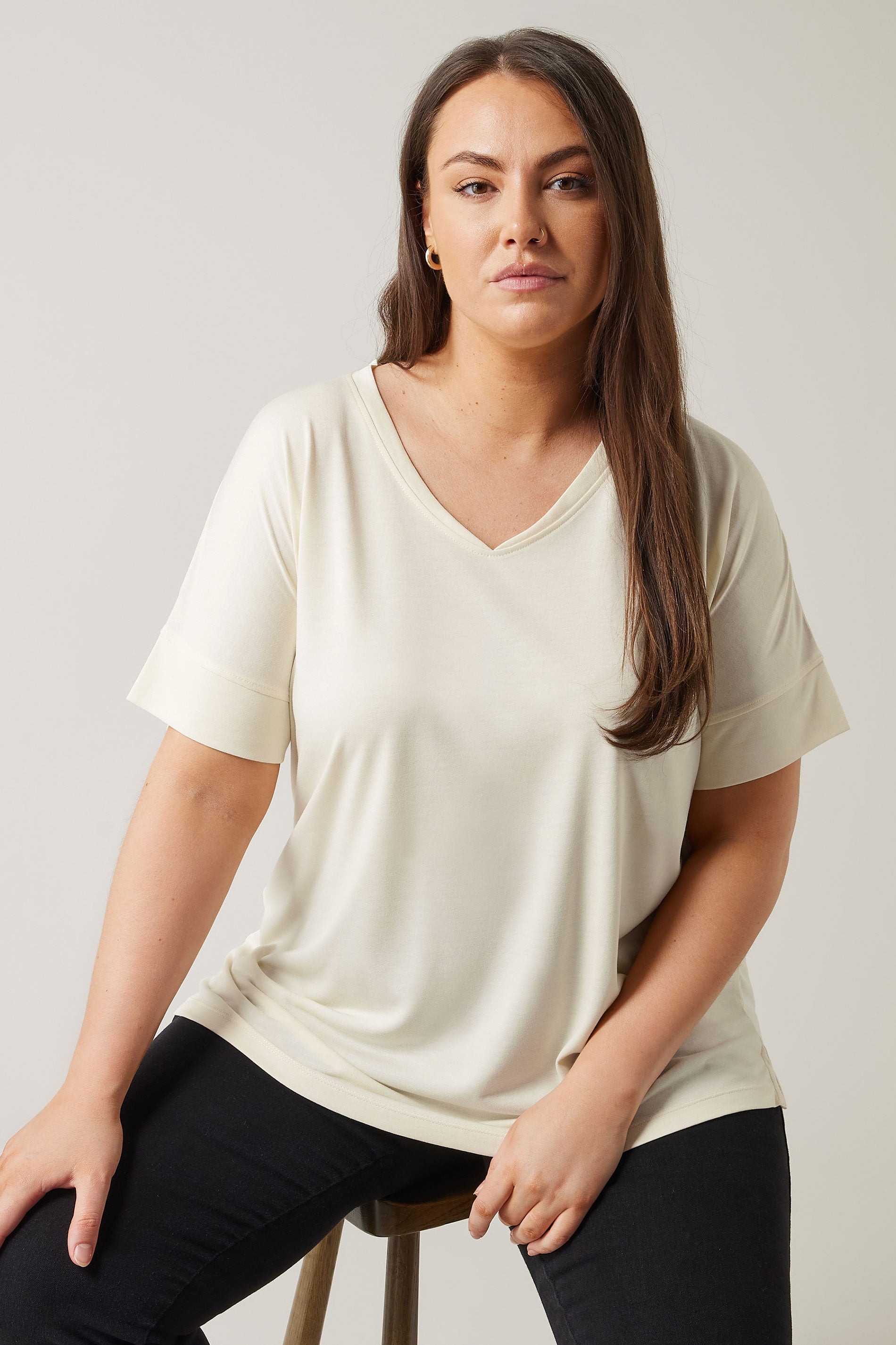  EVANS Curve Ivory White V-Neck Modal Rich T-Shirt