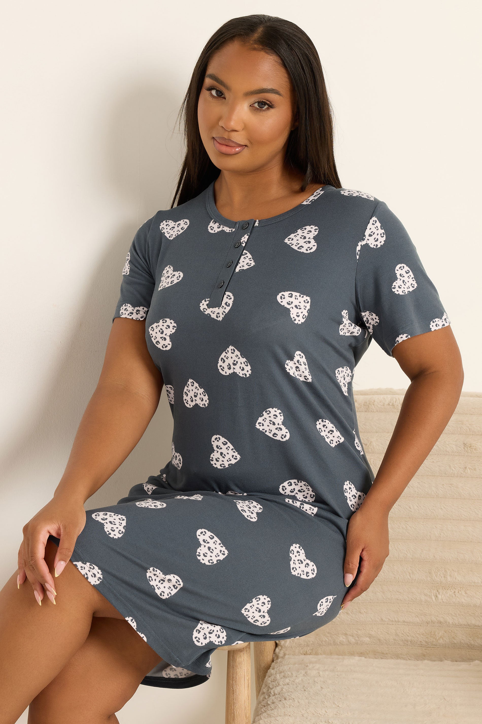  YOURS Curve Chemise De Nuit Grise à Patte De Boutonnage Douce Au Toucher Motif Cœur Animal