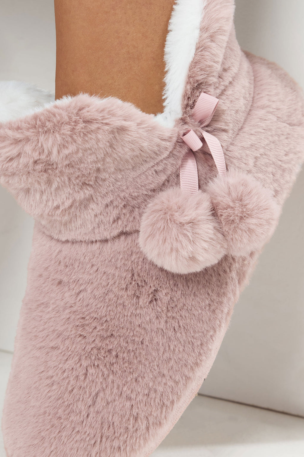  Chaussons Bottes En Fausse Fourrure à Pompons Roses
