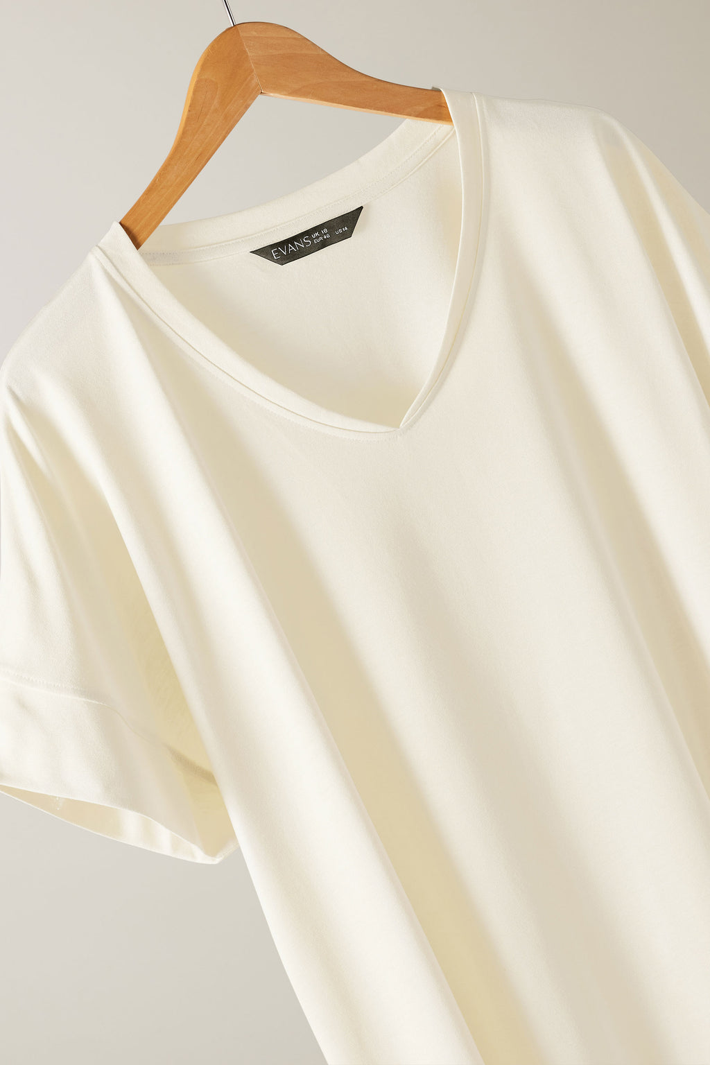  EVANS Curve Ivory White V-Neck Modal Rich T-Shirt