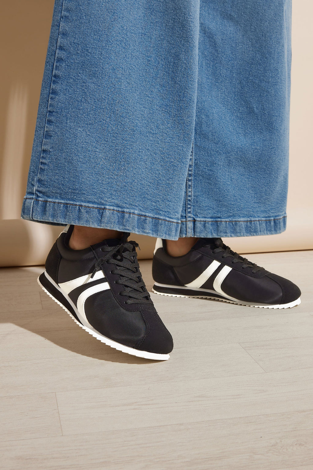  Tennis Noires Bandes Blanches Pieds Extra Largs EEE