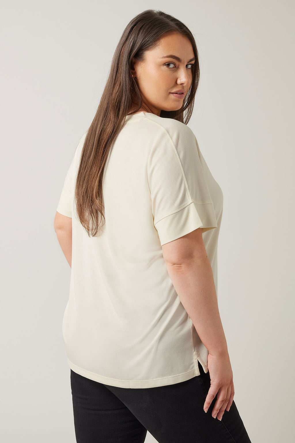  EVANS Curve Ivory White V-Neck Modal Rich T-Shirt