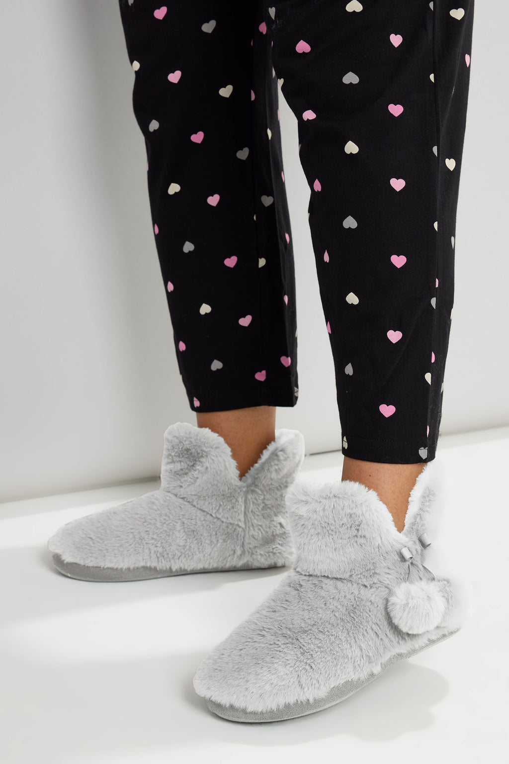 Chaussons Bottes En Fausse Fourrure à Pompons Gris