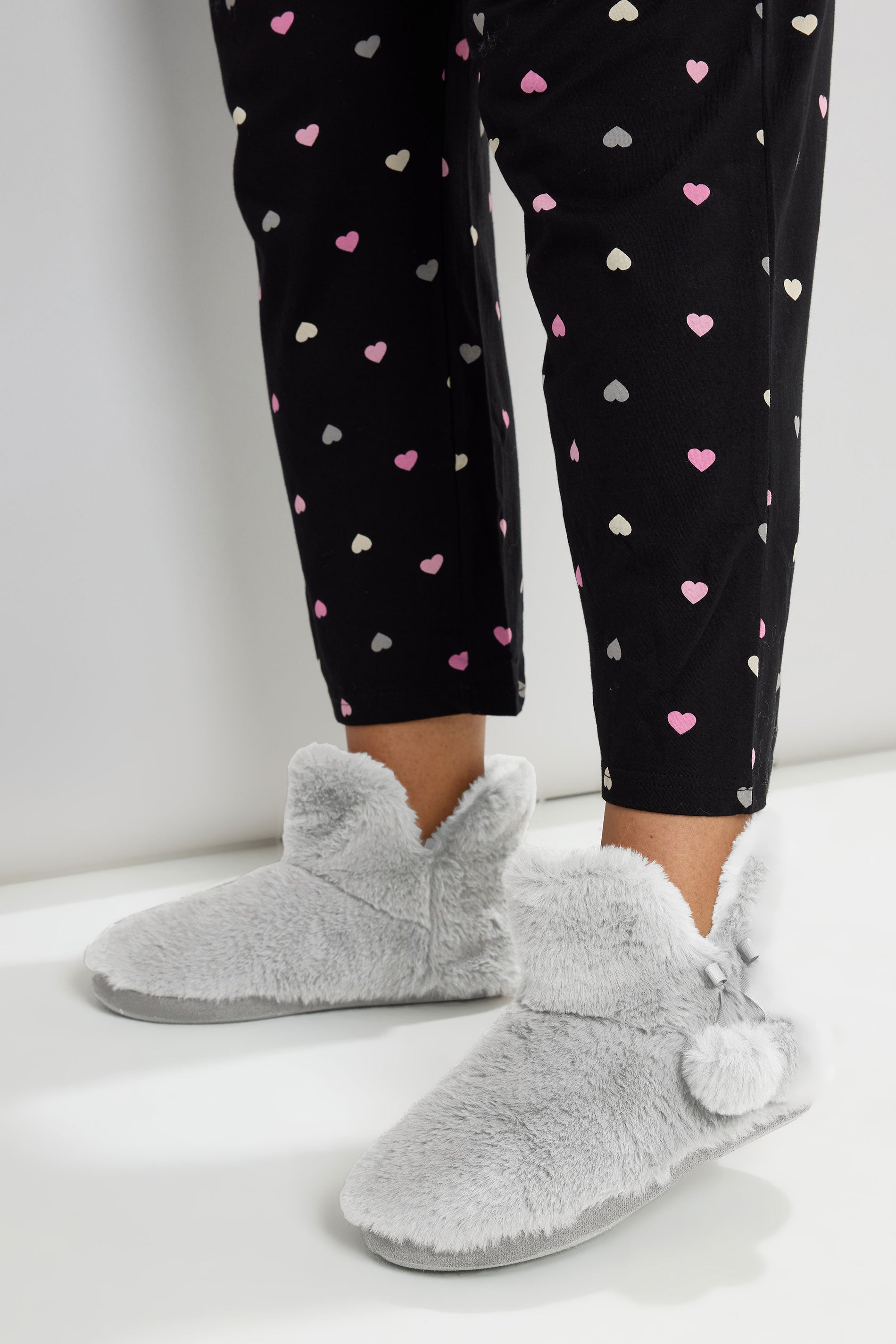  Chaussons Bottes En Fausse Fourrure à Pompons Gris